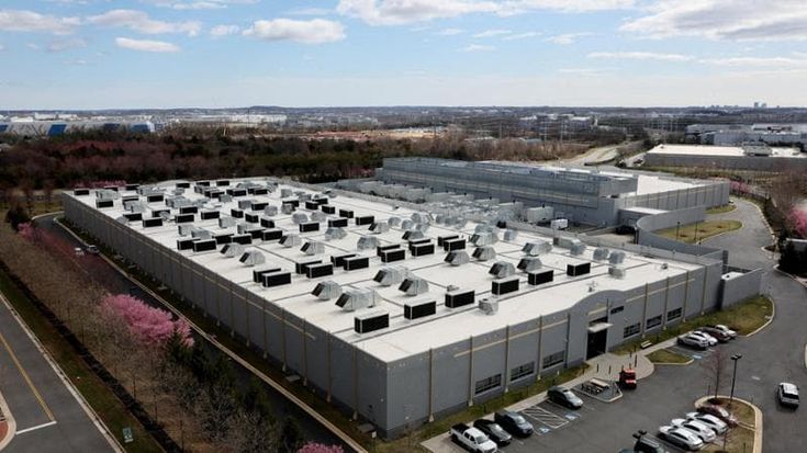 A Lacchiarella cittadini in piazza contro il data center al confine con il Parco agricolo sud