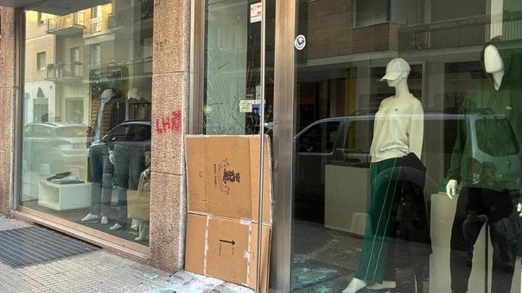 Lecce, torna in azione la banda delle spaccate: svaligiato negozio nella centralissima via Trinchese