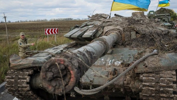 La Russia è il principale fornitore di armi all'Ucraina: mezzi corazzati e munizioni abbandonati nella ritirata rafforzano gli arsenali di Kiev 