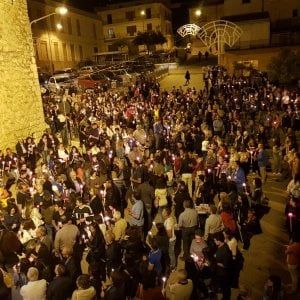 Agrigento, veglia di preghiera per la bimba sopravvissuta all'incidente 