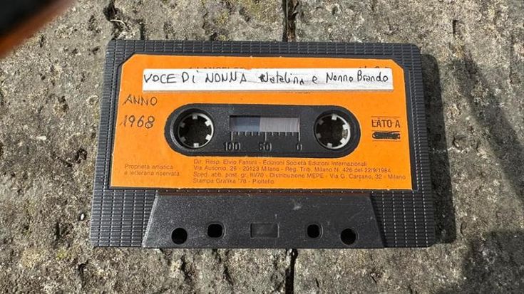 Trova una cassetta del 1968 con le “voci dei nonni”. L’appello social è virale: “Di chi è?”