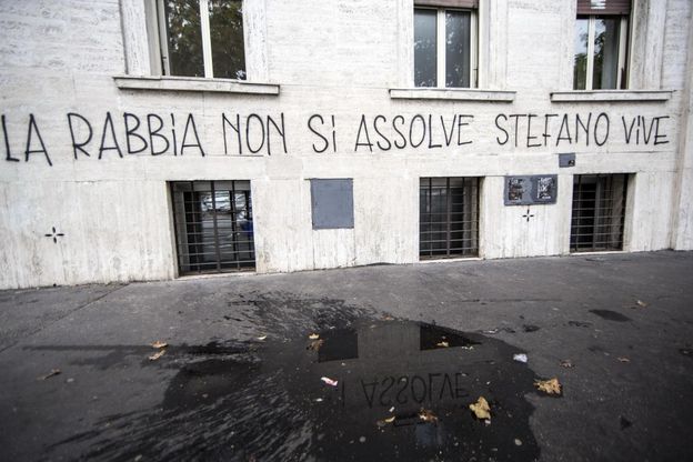 "La rabbia non si assolve. Stefano vive", la scritta per Stefano vicino al Tribunale di Roma