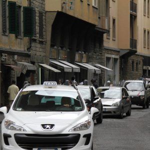 Firenze, il Comune rilascia 70 licenze taxi: solo auto elettriche