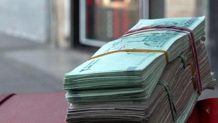 Iran nella morsa della crisi: Rial ai minimi storici e inflazione polverizzano l'economia di Teheran