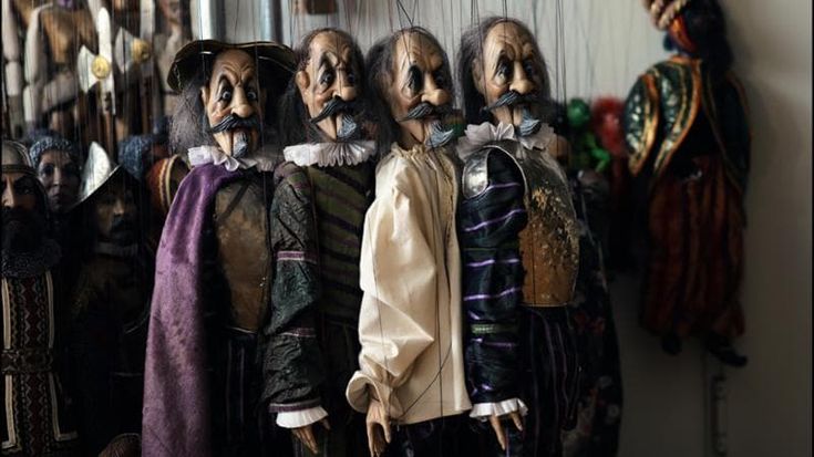 Dove nascono le marionette: l’arte immaginifica dei Colla osservata in presa diretta