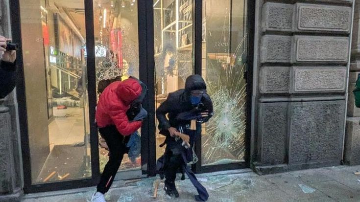 Il saccheggio del centro città, ore di paura durante lo shopping: “È come una guerra civile”
