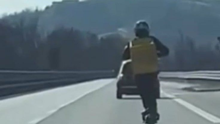 Rider in monopattino ai 100 all'ora sulla tangenziale di Asti: "Ma non stavo lavorando"