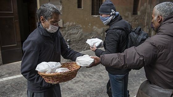 Senzatetto e positivo al coronavirus: "Dormivamo in sei in una stanza, dovevano metterci in sicurezza prima"