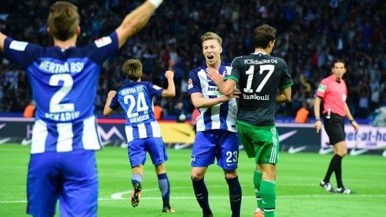 Germania, l'Hertha continua a sorprendere: batte lo Schalke e resta insieme al Bayern