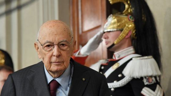 Napolitano, polizia postale indaga su insulti social. Il chirurgo: "Presidente continua a migliorare"