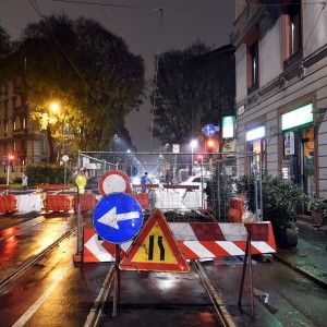 Maltempo, a Milano una voragine fra i binari del tram in via Lazzaretto: non ci sono feriti
