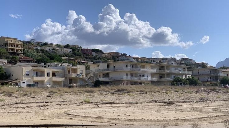 Sicilia, case abusive entro 150 metri dalla costa: le leggi regionali arrivano sul tavolo della Consulta