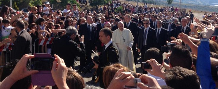 Il Papa in Calabria scomunica la 'ndrangheta: "È adorazione del male". In 200mila alla messa