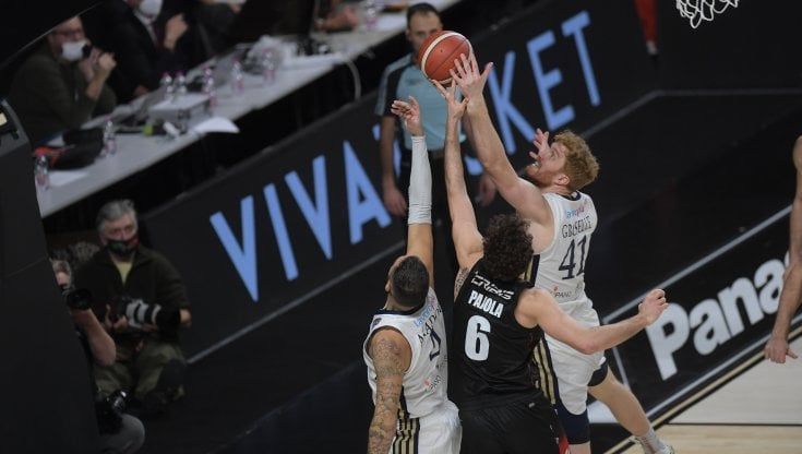 Basket, Serie A: la Virtus vince il derby e accorcia su Milano. Trento terza da sola, sale Brindisi