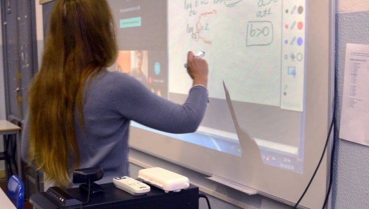 Obbligo vaccinale a scuola, si schierano i sindacati: "Dosi anche ai precari"