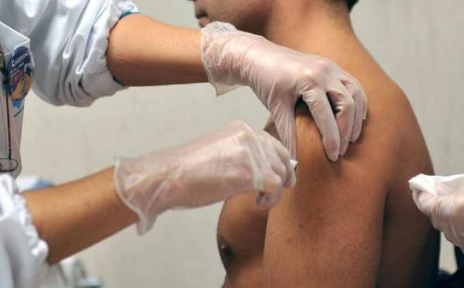 Influenza, l'Iss: "Centinaia di morti in più per il falso allarme vaccini"