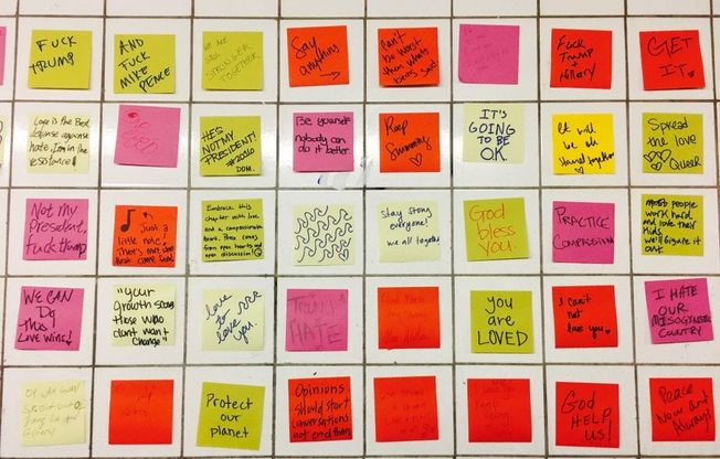 New York, post-it colorati nel metrò: la protesta contro Trump