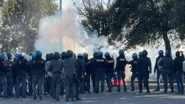 Scontri davanti allo stadio Arechi con 15 agenti feriti: arrestati quattro ultras salernitani