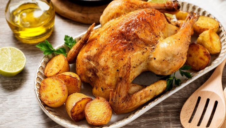 Il pollo arrosto rivoluziona il galateo: nasce il manifesto per mangiarlo con le mani