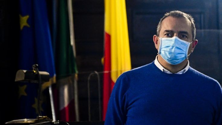 Vax Day, il sindaco di Napoli attacca De Luca: "Approfitta del suo potere per vaccinarsi" Forza Italia: "Arrogante, ha saltato la fila"