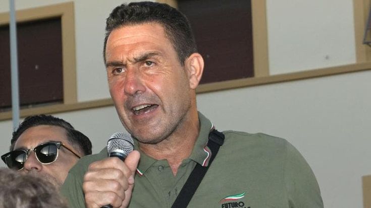 Vannacci in modalità Balilla lancia il triathlon futurista: “Più sport, meno Gay Pride”