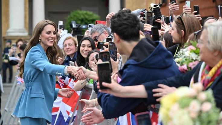 Selfie, abbracci e sorrisi: la principessa Kate conquista Reggio Emilia la rossa