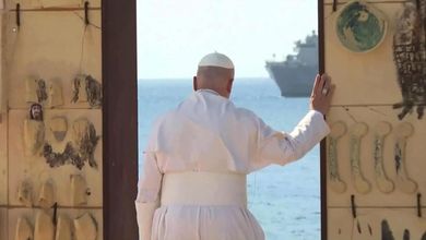 Lampedusa, il Papa attraversa da solo la Porta dell'Europa
