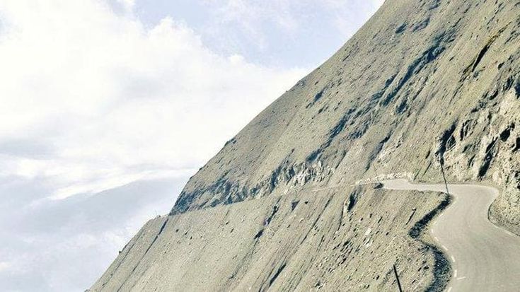 Il Tour va sulla luna: i tornanti della Bonette tra cadute e polvere