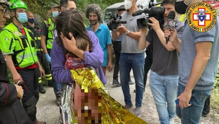 Ritrovato Nicola, quel bimbo più forte del buio: la favola a lieto fine dopo trenta ore di paura
