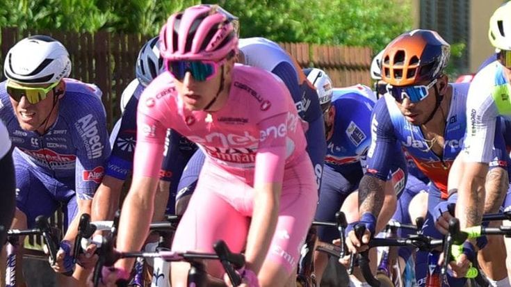 Giro, Pogacar e il dente in più: il segreto italiano sulla sua bici