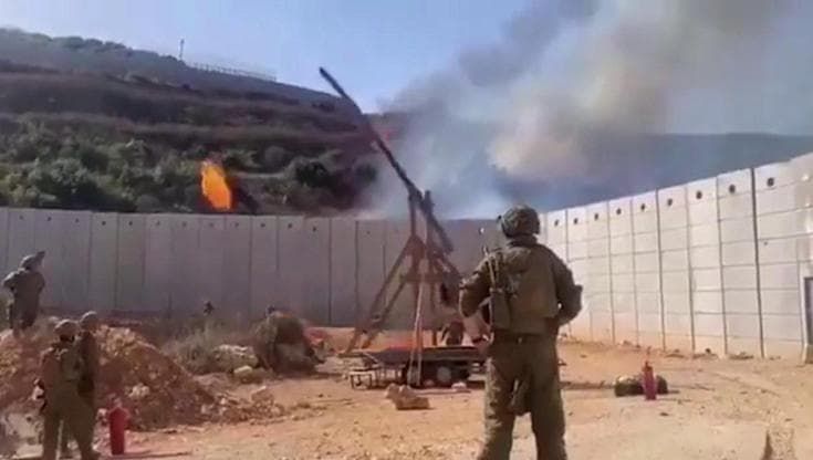 Israele, l'IDF lancia palle di fuoco oltre il confine con il Libano usando una catapulta
