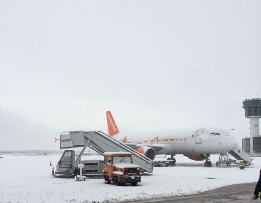 Napoli, la neve ferma l'aeroporto