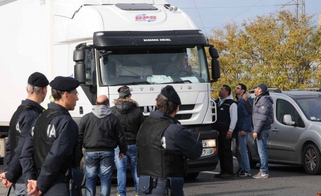 La protesta dei Forconi blocca la Puglia.<br />Ad Andria manifestanti sui binari, stop treni