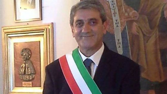 Valenzano, il sindaco aggredito in Comune: aveva negato la casa popolare a un pregiudicato