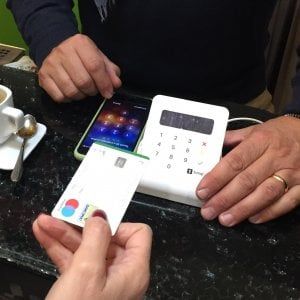 Uno sconto per chi paga con la carta. Arriva il bonus per spingere i consumi