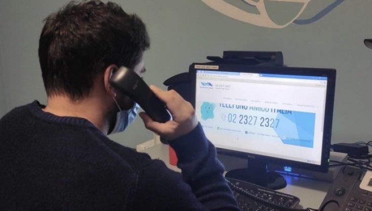 Covid, Telefono Amico lancia l'allarme: non migliora il disagio psicologico. Centomila richieste di aiuto in un anno, +85%