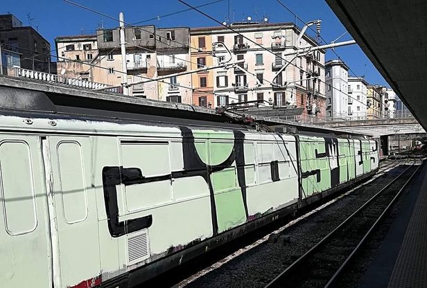 Circum, treno in sosta ricoperto di graffiti
