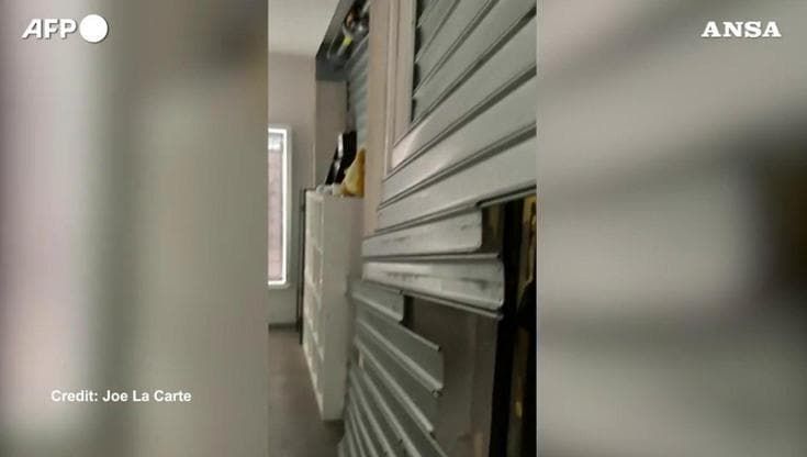 Francia, disordini a Parigi: l'attacco a un negozio ripreso dall'interno