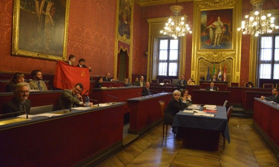 Revocata cittadinanza a Mussolini: bagarre in Comune, la Lega espone la bandiera dell'Urss