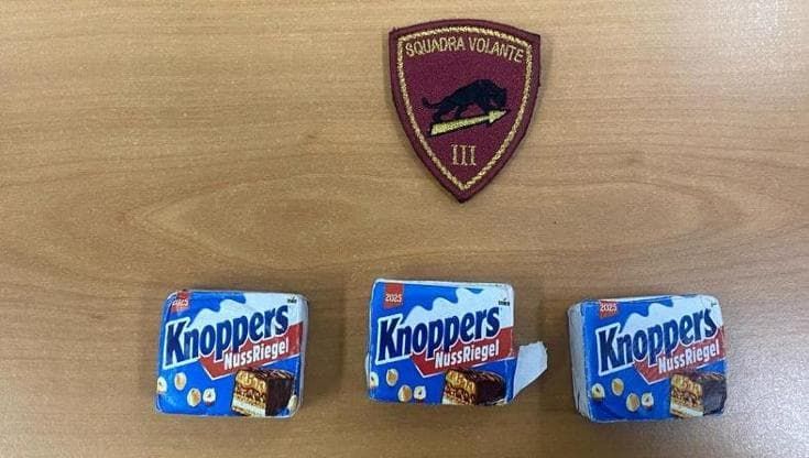 La droga nascosta nelle confezioni di cioccolata: denunciato un 26enne