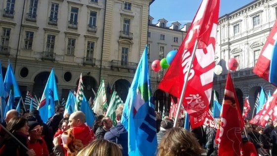 Torino, sindacati in piazza contro i tagli: "Appendino mantenga le promesse"