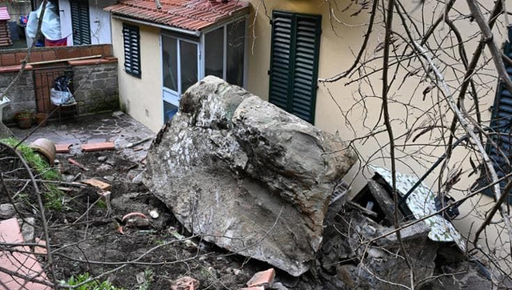 Frana a Fiesole: cinque evacuati a Pian del Mugnone, chiusa la Faentina