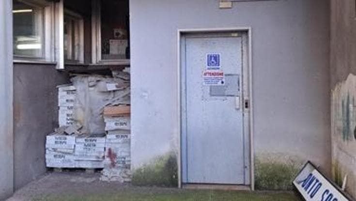 L’ospedale inaccessibile ai disabili, a Scorrano fermi 7 ascensori su 15: “Fallimento per tutti”