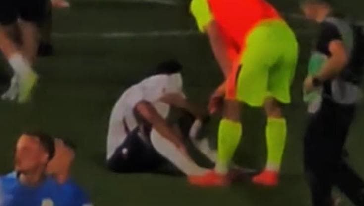 Marco Libra inconsolabile, la disperazione del giovane rossoblù per l’errore sul gol di Lobotka