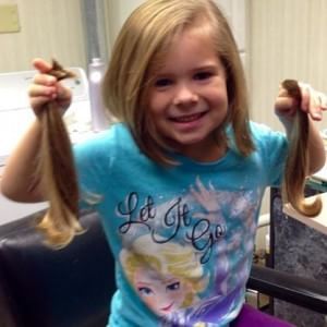 Cancro infantile, regala i suoi capelli ai bambini che li perdono per la chemioterapia