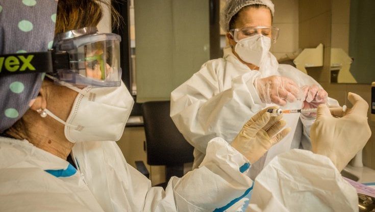 Patentino vaccinale Coronavirus, il Lazio accelera, ma è scontro col Governo. "Prematuro"
