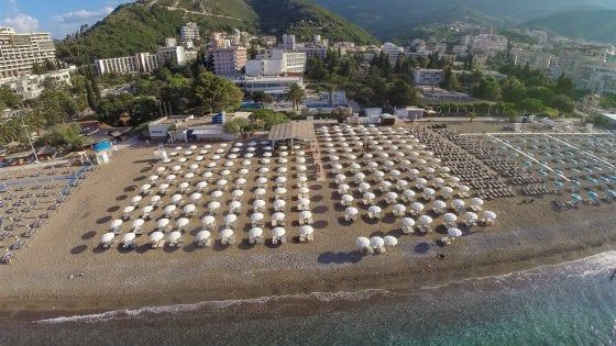 Una città alla moda sul mare del Montenegro  
