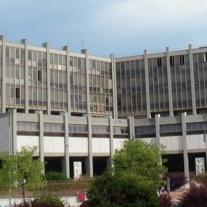 Benevento, maltratta e tenta di uccidere la moglie: arrestato