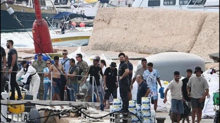 Migranti Lampedusa, oltre mille arrivi in un giorno: a bordo trovati anche due cadaveri