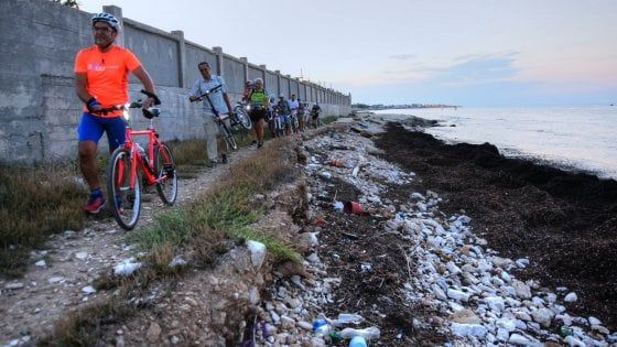Bari, la protesta dei ciclisti nella lama: "Ci era stato promesso il ponte ciclopedonale"